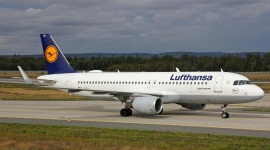 File:LH DLH Lufthansa Airbus A320 D-AIZE (42555151100).jpg - Wikimedia  Commons